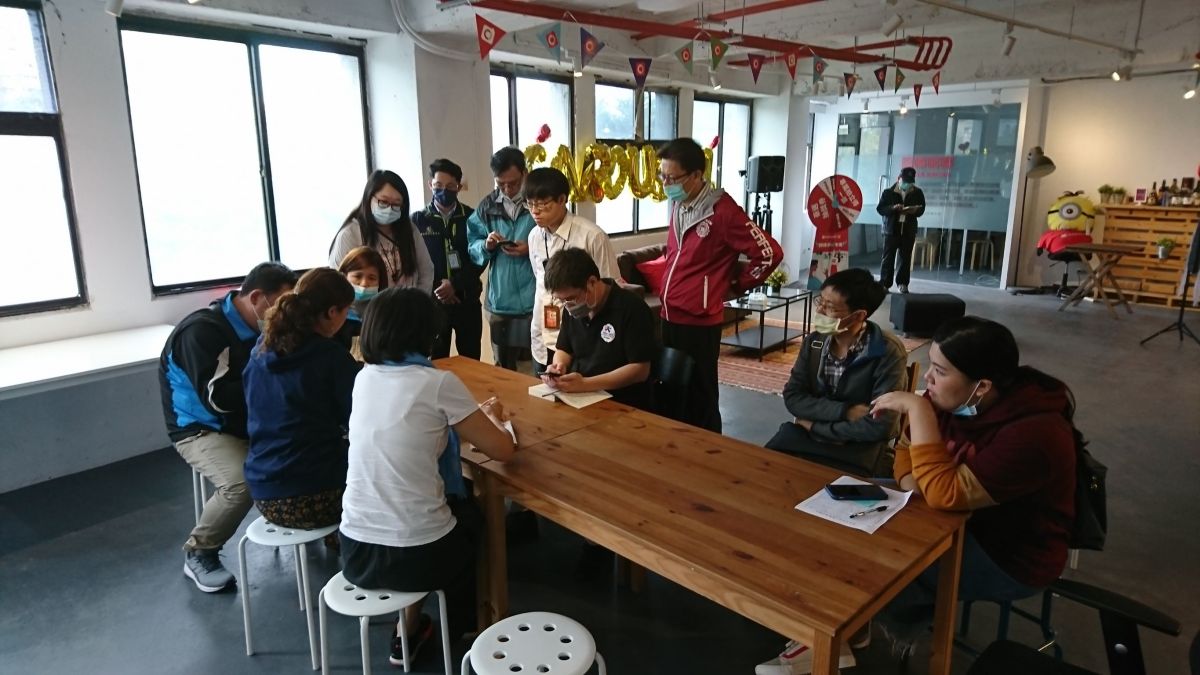 ▲台北市環保局今（3）日會同多單位啟動聯合稽查後，當場查獲刊登拍賣笑氣的網頁。（圖／台北市環保局提供）