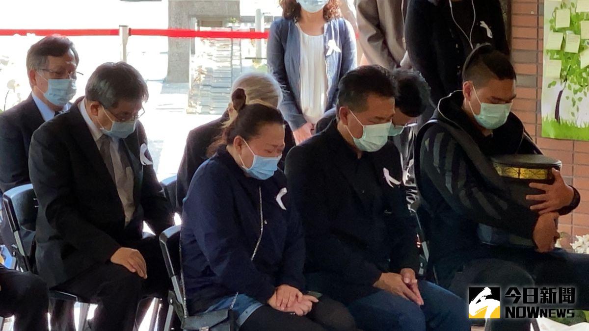 ▲鍾女父母帶著鍾女骨灰一起出席追思會。（圖／記者陳聖璋攝，2020.11.03）