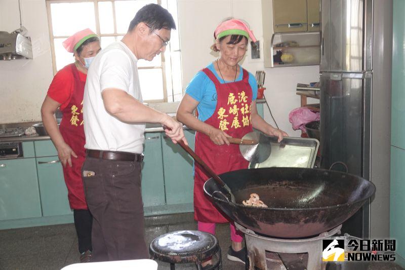 ▲鹿港鎮長許志宏探訪東崎社區,親自下廚幫長輩們炒道美味的菜。(圖/記者陳雅芳攝,2020.11.03)