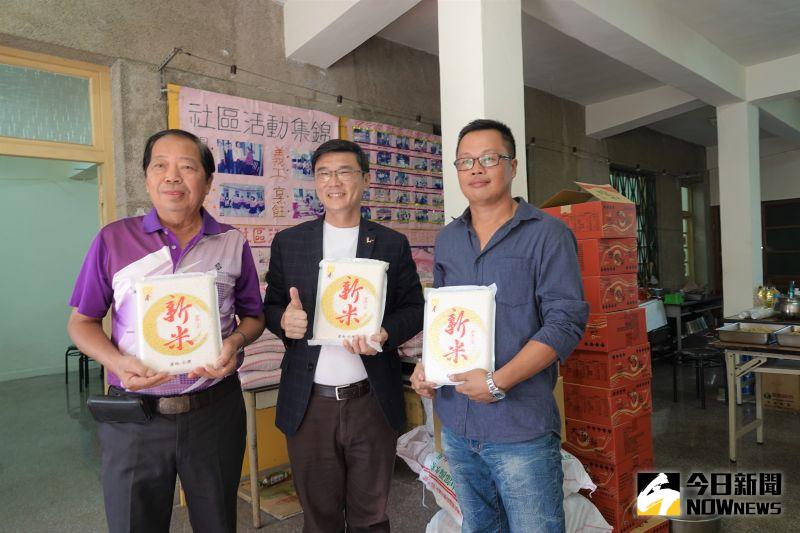 ▲鹿港鎮長許志宏帶著白米探訪東崎社區,幫長輩們加菜。(圖/記者陳雅芳攝,2020.11.03)