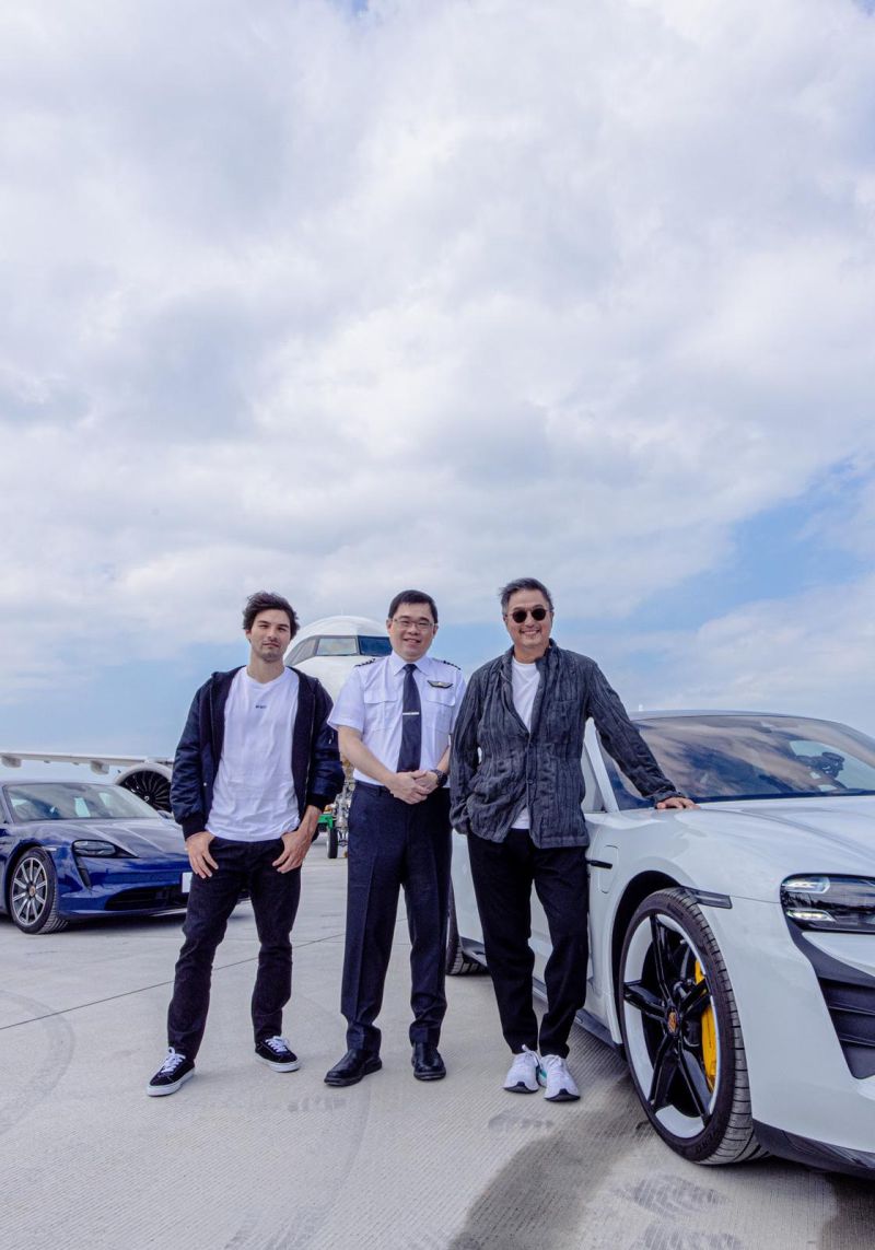 ▲鳳小岳(左)、王偉忠(右)分享愛車。(圖/泰坦星文創提供)
