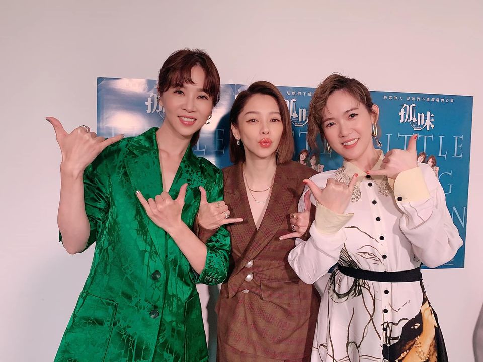 ▲老公終於出關，徐若瑄（中）今晚開心參加首映。（圖／徐若瑄臉書）