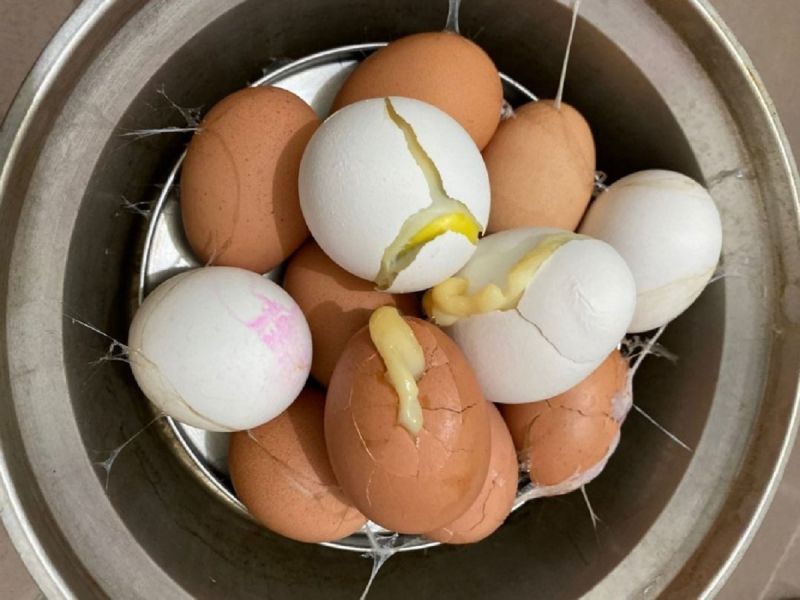 ▲防止雞蛋煮完破裂的情況，應該要挑選優良雞蛋，且入鍋前要先進泡熱水。（圖／翻攝自Dcard）