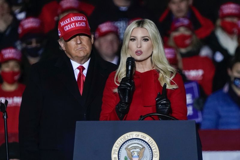 ▲川普最疼愛的女兒伊凡卡( Ivanka Trump )，因被指控曾於 4 年前挪用慈善資金幫助父親競選、超支租用自家飯店慶祝就任，而遭民事起訴，並於當地 1 日在華盛頓法庭接受檢方訊問。資料照。（圖／美聯社／達志影像）