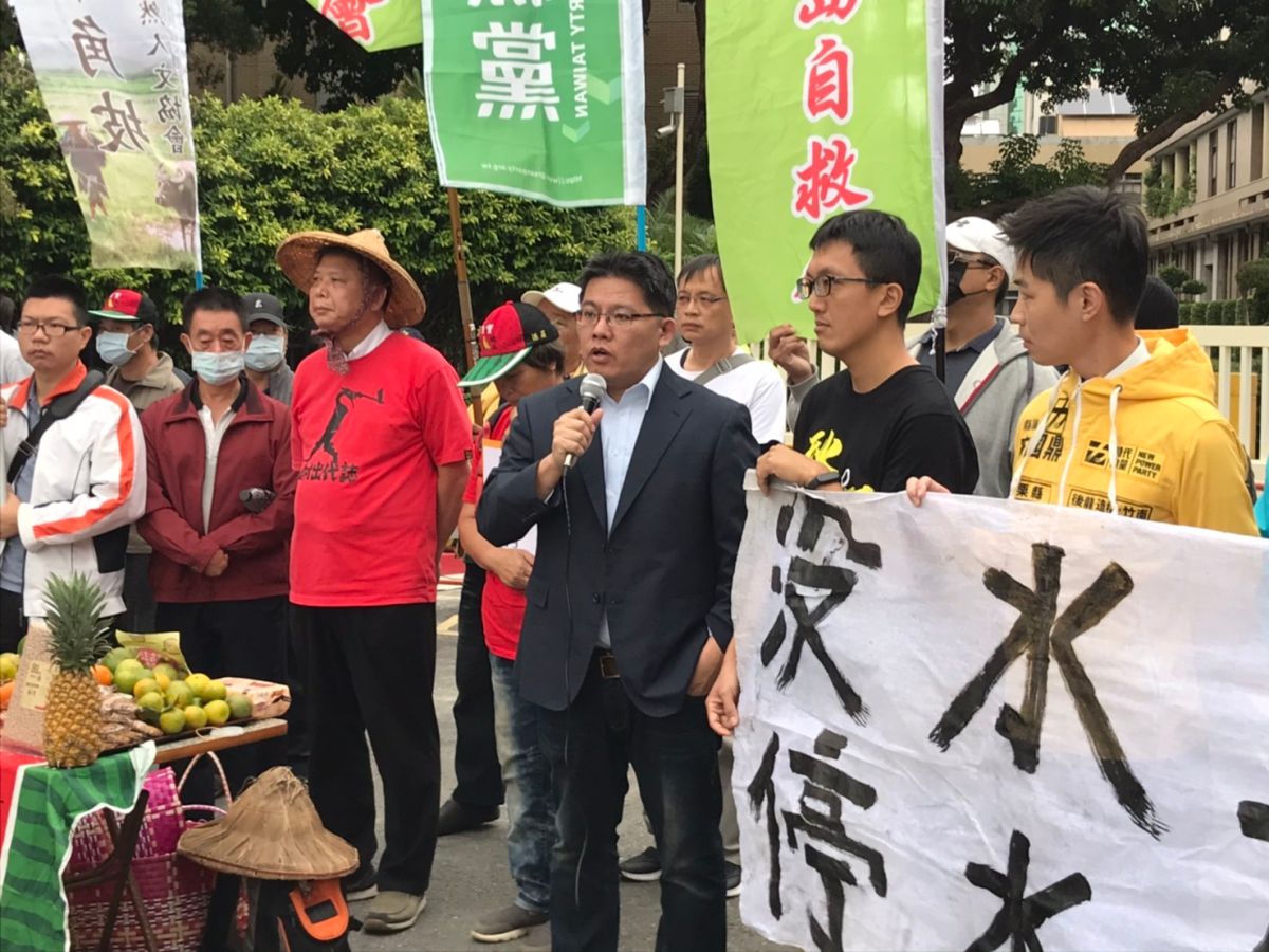 ▲農委會日前宣布桃竹苗地區停灌，今（4）日不少農民、公民團體集結在行政院前抗議。其中，時代力量立委邱顯智（中）也到場聲援。（圖／記者賴志昶攝）
