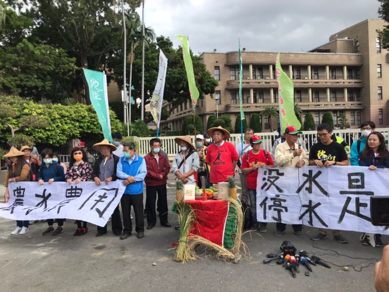 ▲農委會日前宣布桃竹苗地區停灌,今(4)日不少農民、公民團體集結在行政院前抗議。(圖/記者賴志昶攝)