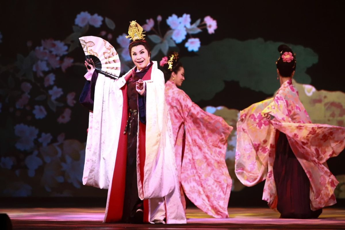 ▲唐美雲演出歌仔戲舞台劇《光華之君》。（圖 / 民視提供）