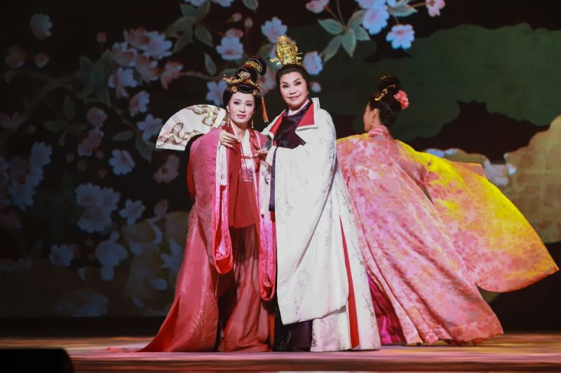 ▲唐美雲(右)將在台上重現舞姿。(圖
