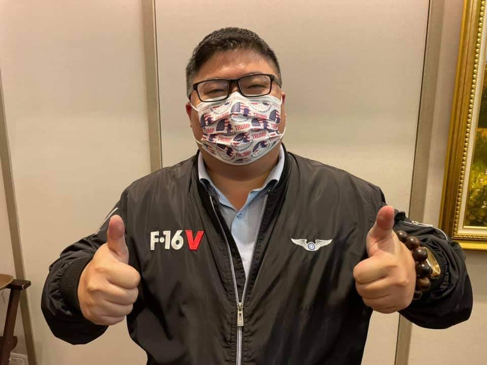 ▲民進黨立委蔡易餘4日戴著「川普口罩」參加民進黨中常會被主席蔡英文「關切」。（圖／翻攝自蔡易餘臉書）