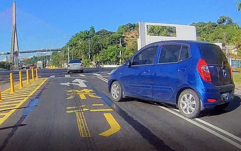 ▲任意跨越兩條車道行駛,依法舉發處罰新台幣600元以上900元以下罰鍰。(圖/屏東監理站提供,