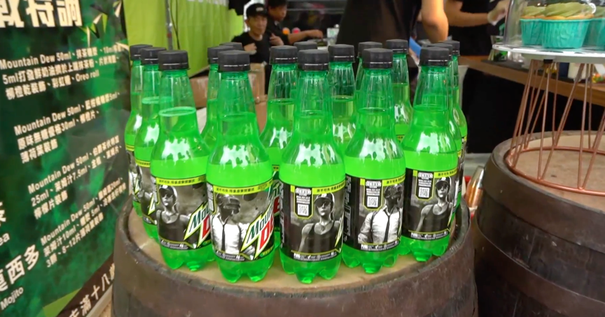 ▲Mountain Dew攜手人氣手遊《PUBG MOBILE：絕地求生M》，推出遊戲聯名包裝，並舉辦「開蓋送虛寶」活動，限量虛寶等玩家來拿。（圖／NOWnews）