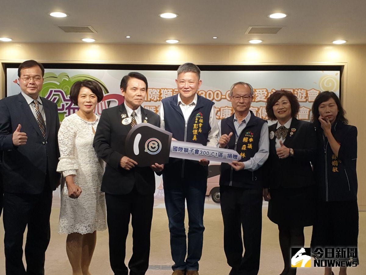 ▲國際獅子會300-C1區熱心公益  ，今天慨贈2輛文康車造福銀髮族，由社會局長彭懷真代表接受。（圖／記者金武鳳攝，2020.11.4)