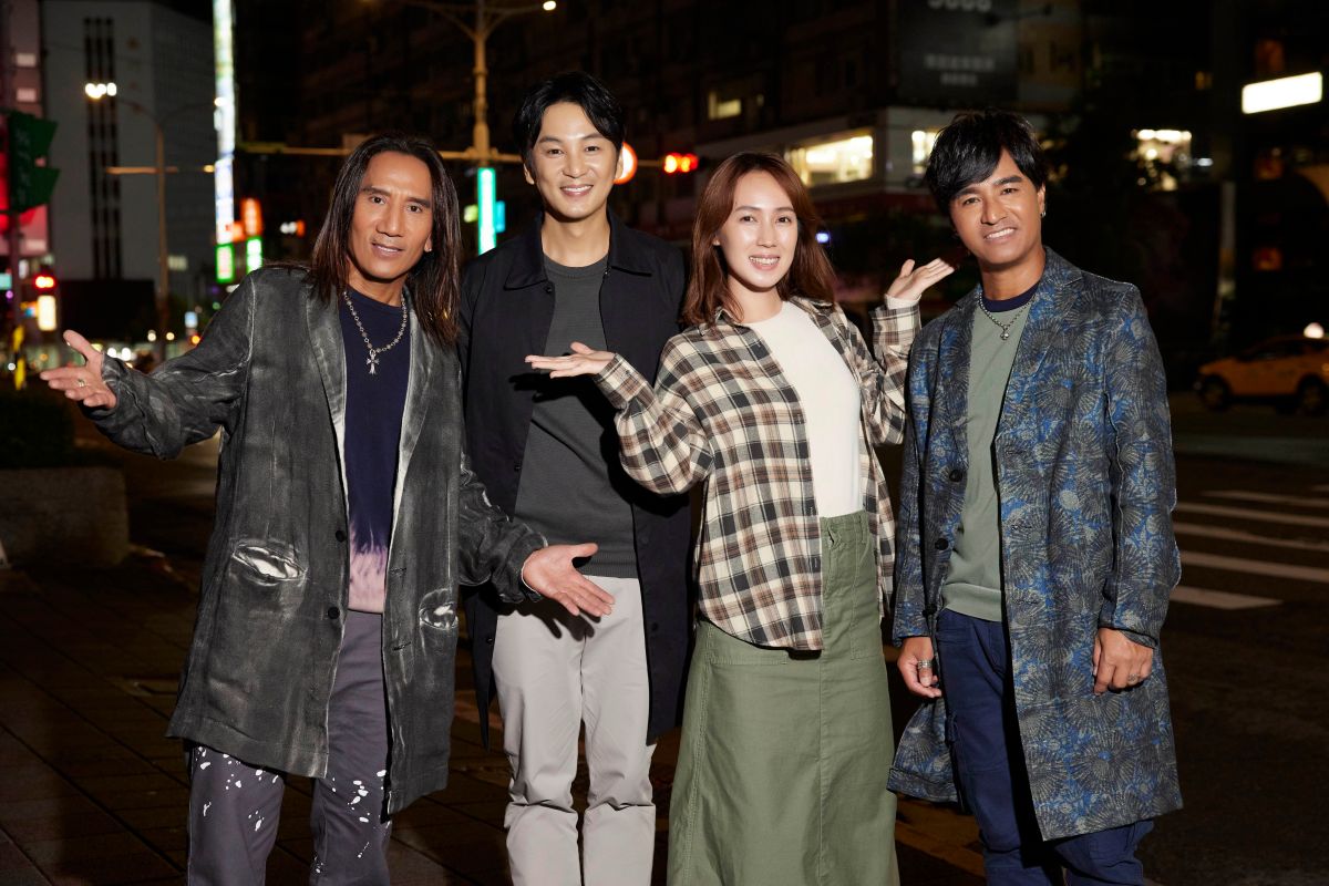 ▲小薰（右二）、張書偉（左二）擔任動力火車《跳上車子離開傷心的台北》MV的男女主角。（圖／華研國際提供）