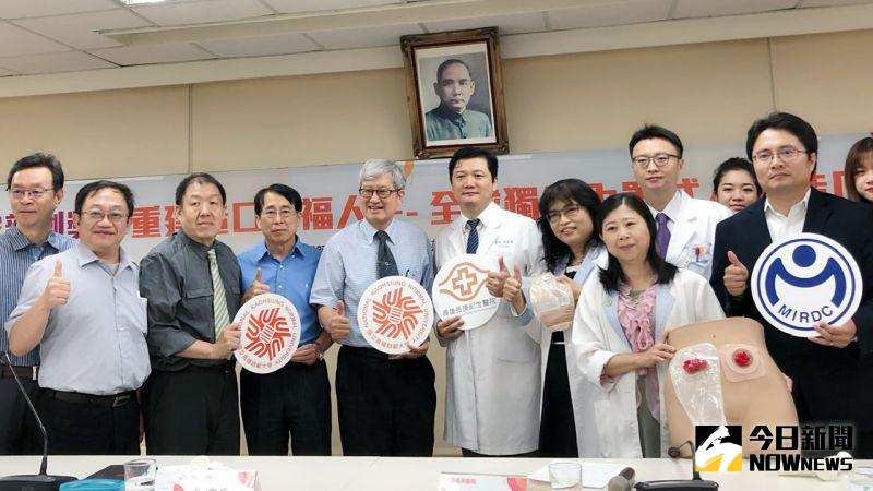 ▲醫、學、研合作研發「內置式人工造口裝置」榮獲2020年第17屆國家新創獎肯定。(圖/記者陳美嘉攝,2020.11.04)