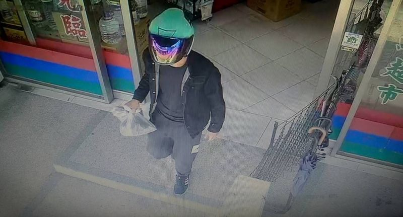 ▲吳男購買木炭的影像。(圖/記者陳聖璋翻攝)