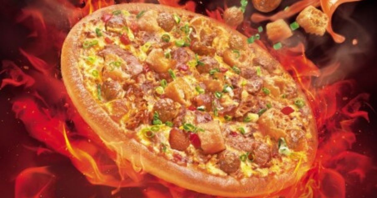 ▲必勝客與鼎王聯名，攜手推出「燃魂麻辣鍋比薩」(圖|必勝客臉書)