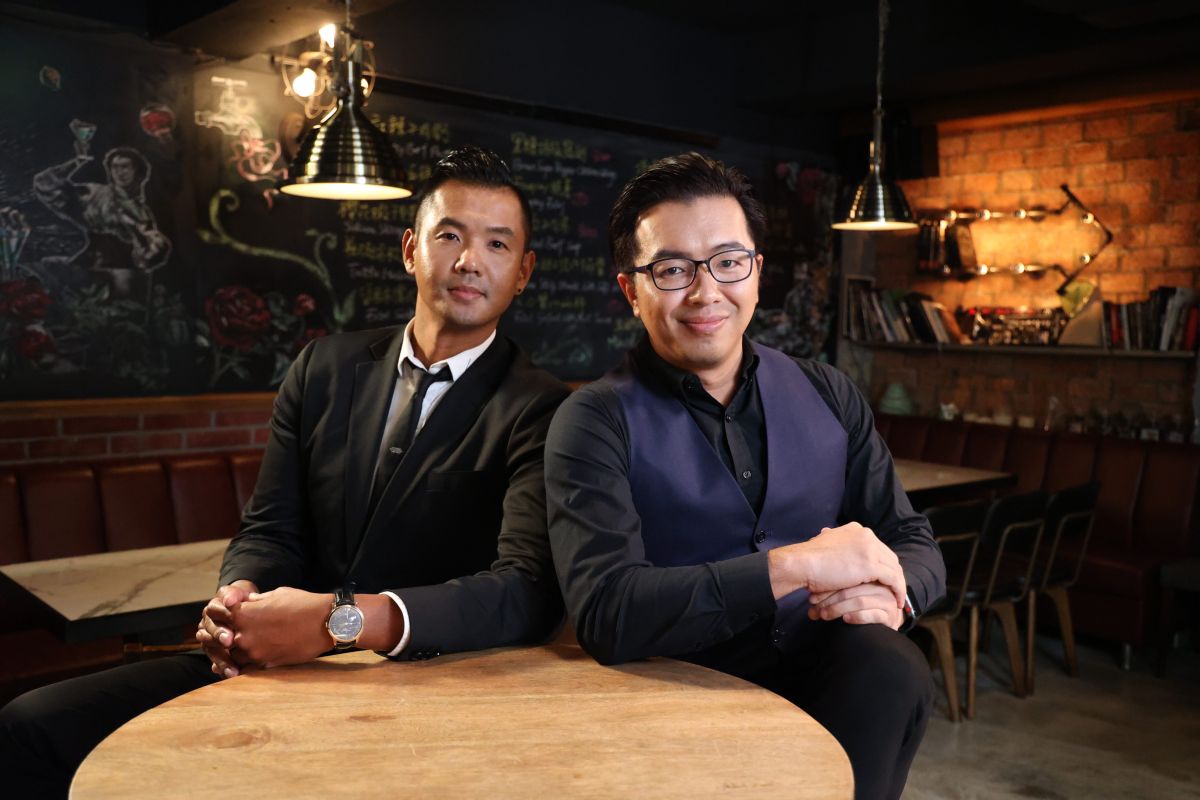 ▲黑人（左）向鄭偉柏自嘲可拿PTT黑卡。（圖／E!Studio藝鏡到底提供） 