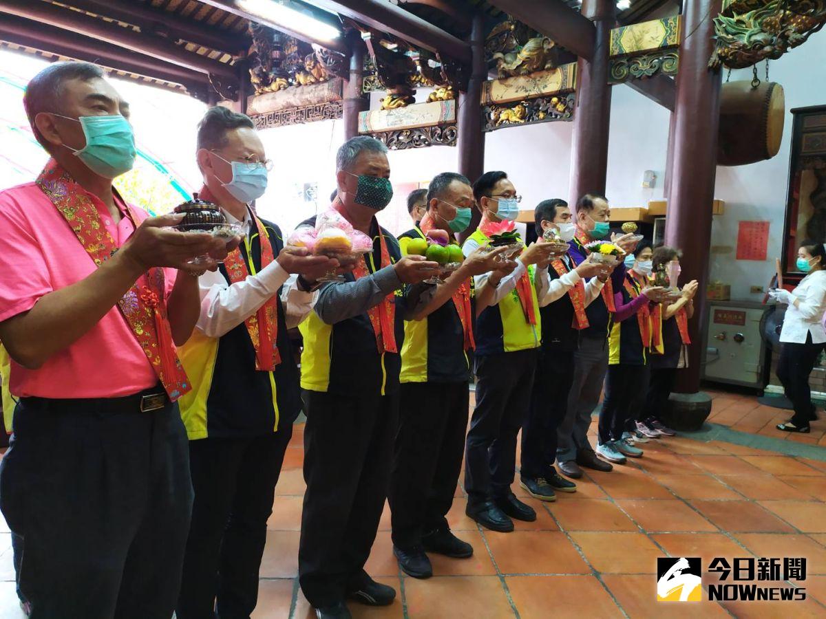 ▲彰化市縣定古蹟開化寺舉辦十供祭典，由管理人市長林世賢擔任主祭，儀式簡單隆重。（圖／記者葉靜美攝，2020.11.04）