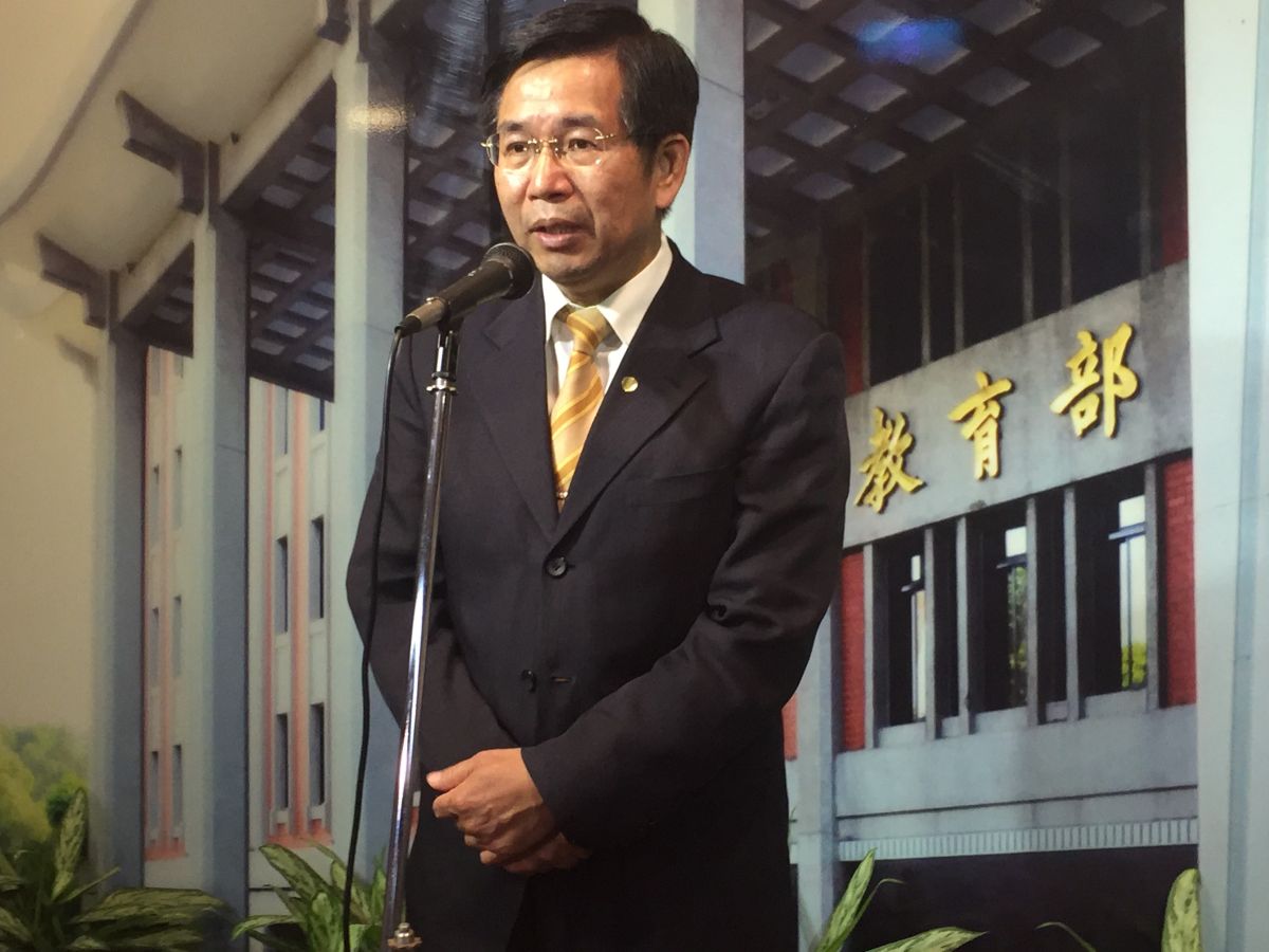 ▲教育部長潘文忠今（4）日於部務會報前受訪表示，目前已經在修訂校方與營養午餐業者的契約範本。（圖／記者黃仁杰攝,2020.11.04）