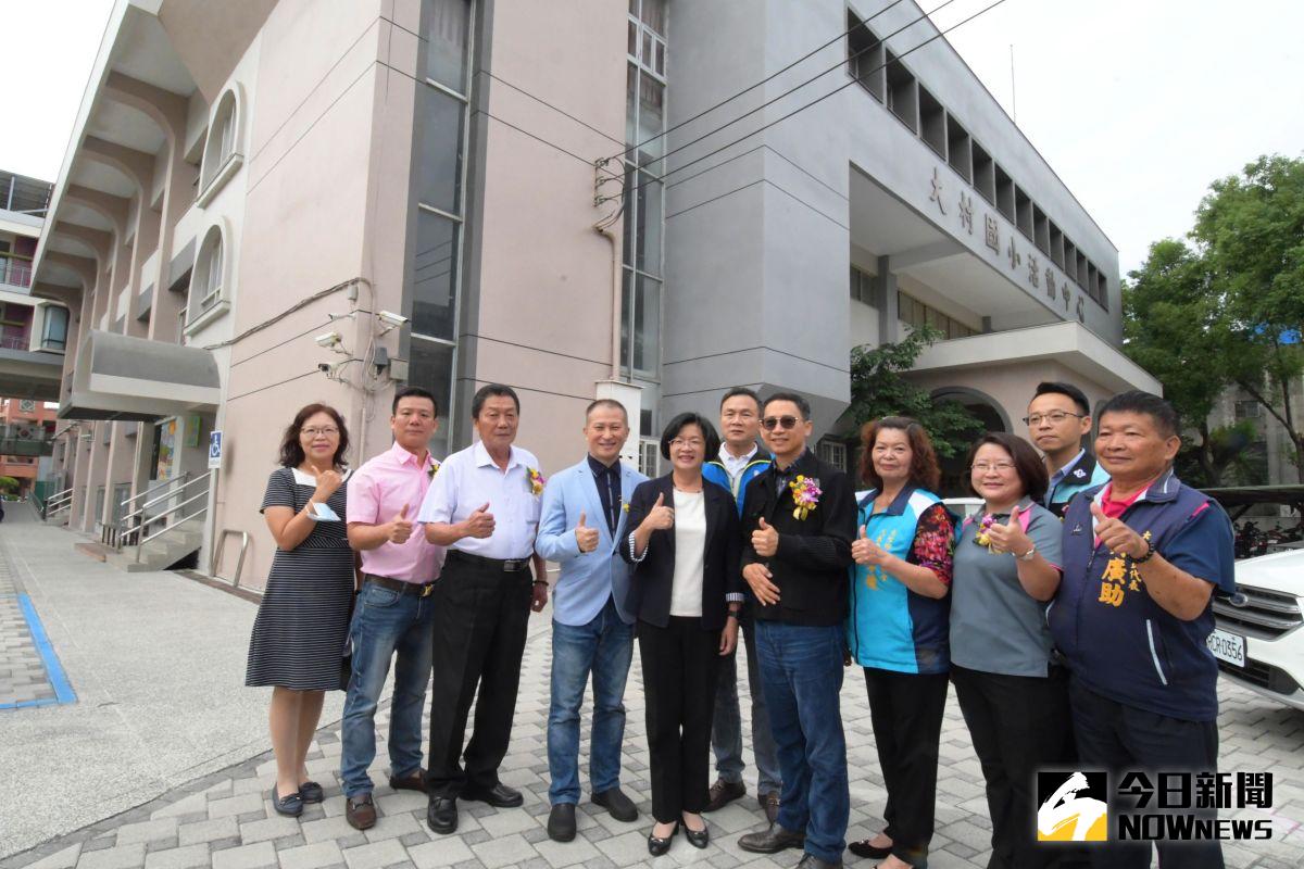 ▲大村國小活動中心外牆整修工程完工後相當宏偉壯觀。（圖／記者陳雅芳攝，2020.11.04）