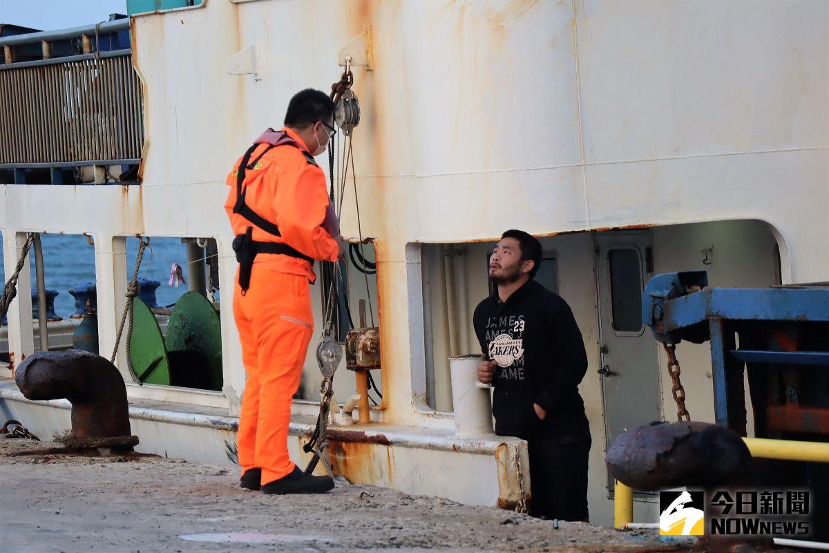 ▲澎湖海巡緝獲澎湖史上最大宗走私香菸案，一共查獲大陸走私香菸1萬餘箱，市價約4億元。（圖／記者張塵攝，2020.11.04）