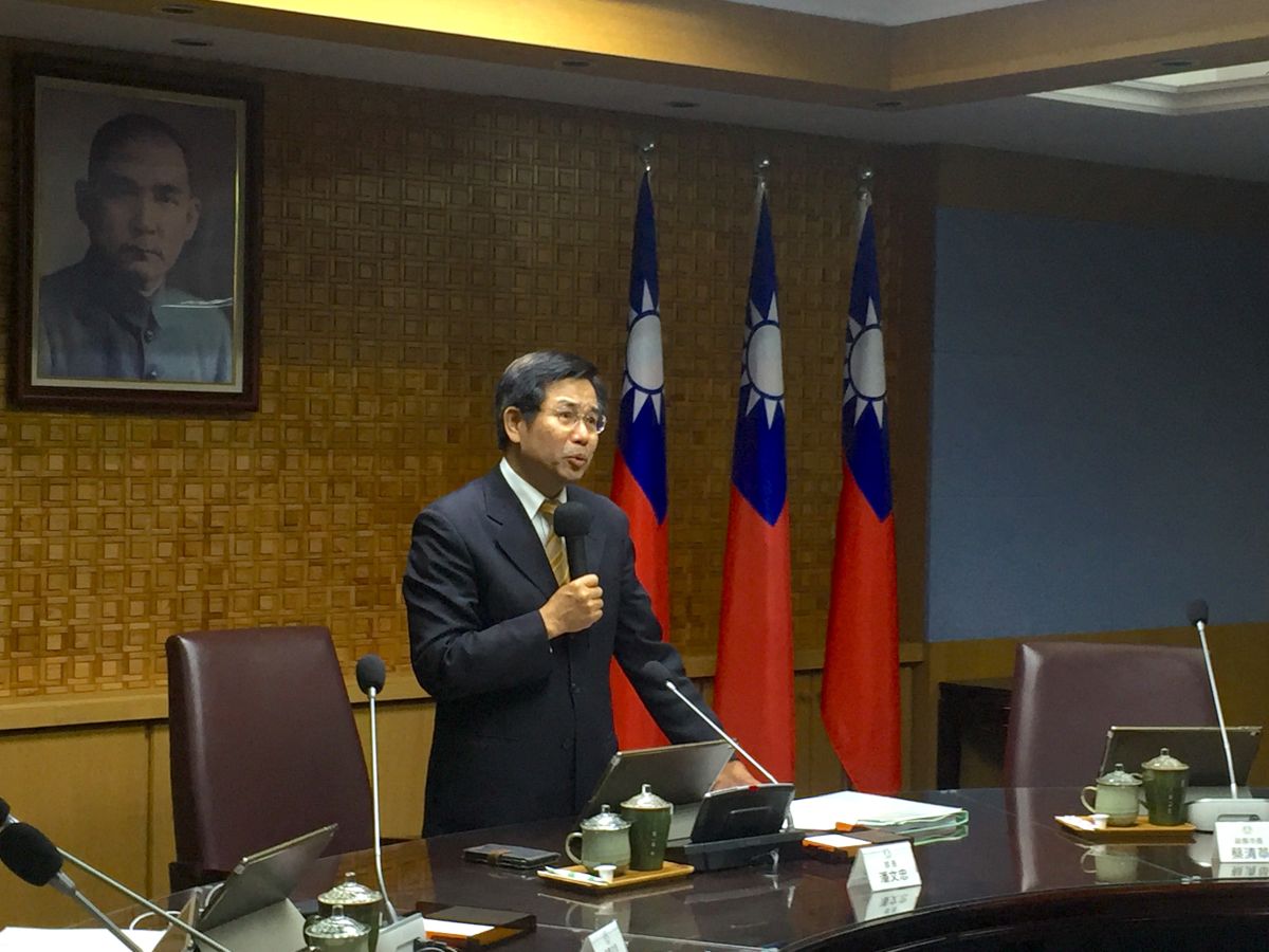 ▲潘文忠今（4）日也在部務會報上宣布，已要求各大專校院立即於2週內，主動與轄區派出所研商校園周邊至少3處巡查熱點。（圖／記者黃仁杰攝,2020.11.04）