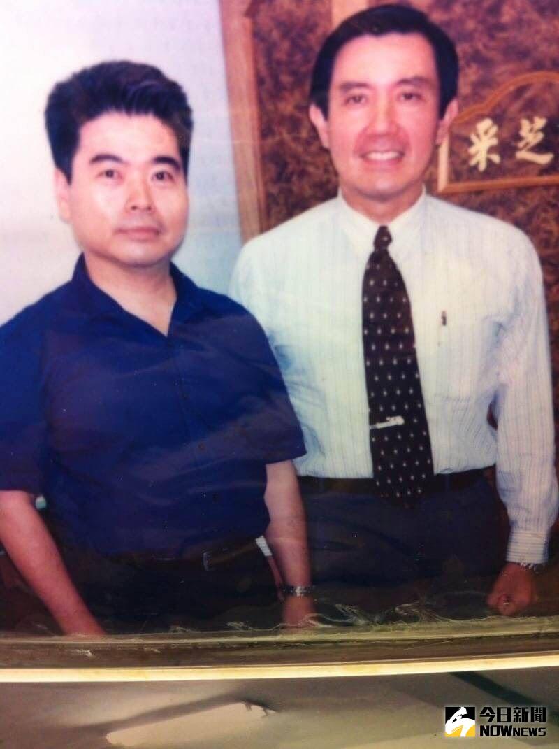 ▲當市長時期的馬英九和老闆吳添壽合影。(圖/記者康子仁攝)
