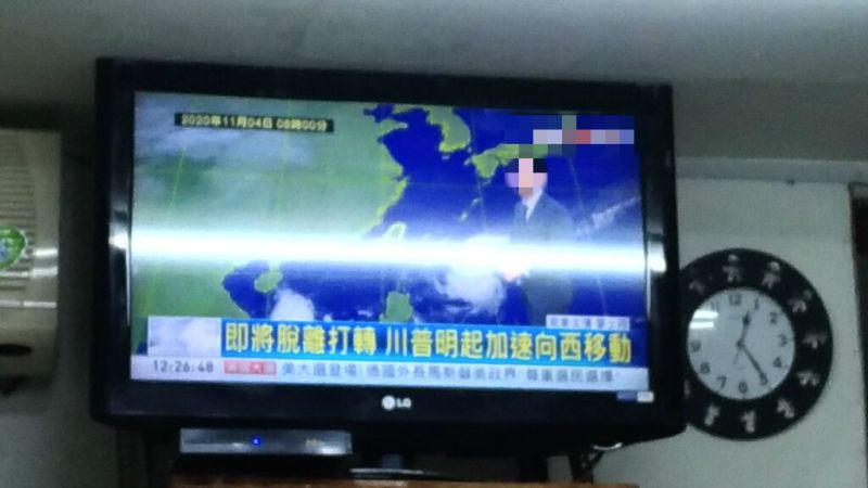 上班狂盯美選!他抬頭看電視畫面笑爛:川普你要去哪