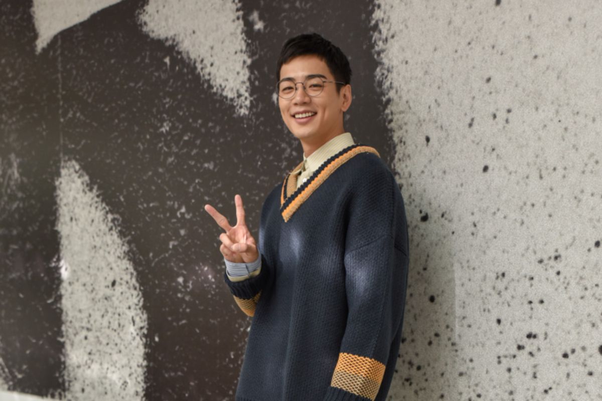 ▲禾浩辰戴膠框眼鏡很像大學生。（圖 / 群星瑞智提供）