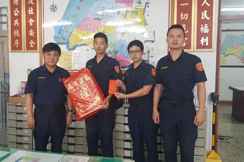 ▲分局長張文峰表揚麥寮所為民服務同仁。(圖/記者洪佳伶攝)