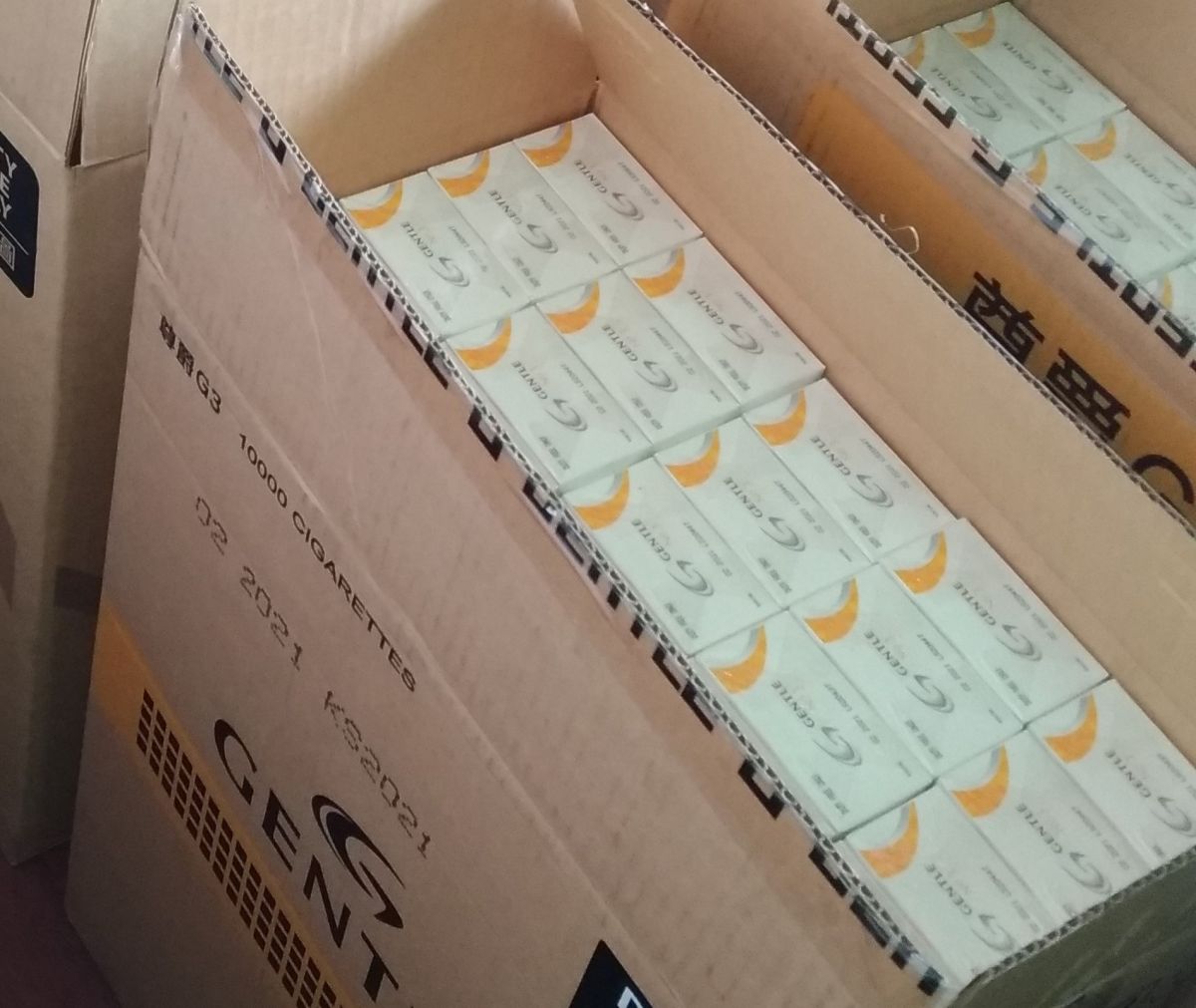 ▲財政部關務署高雄關查獲未稅船用菸品私運入境案件。(圖／記者黃守作攝，2020.11.05)