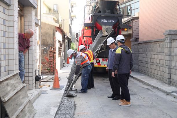 ▲鹿港鎮長許志宏視察海浴路212巷道路改善及新設排水工程。（圖／記者葉靜美攝，2020.11.05）