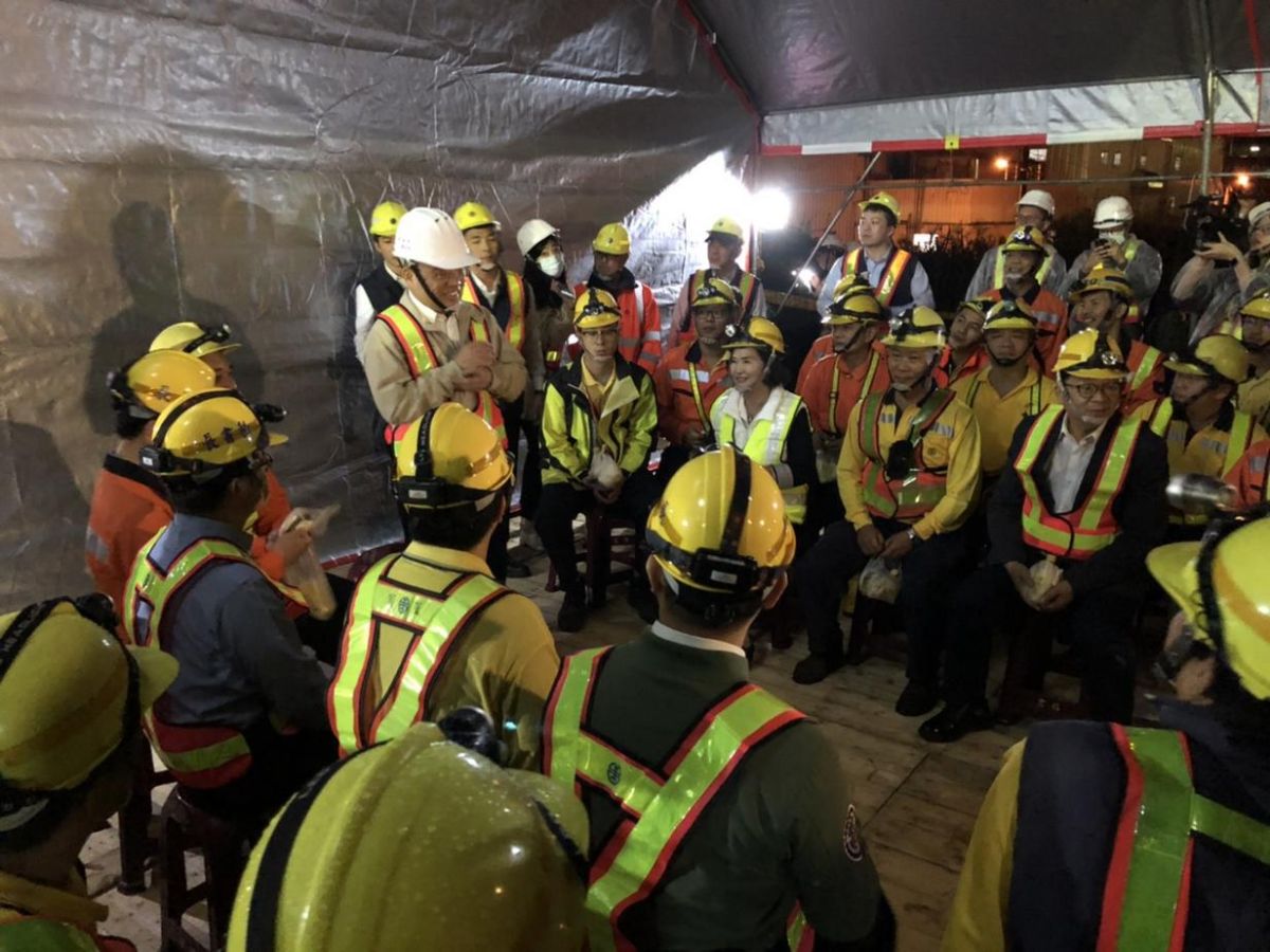 ▲行政院長蘇貞昌昨(4)日深夜11點多到宜蘭慰問台鐵基層同仁。（圖／宜蘭縣政府提供)