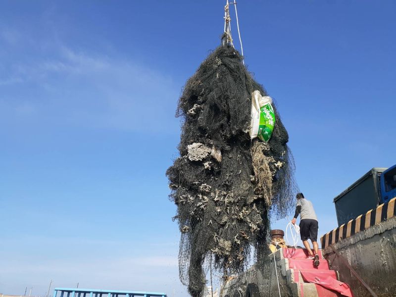 ▲於北海海域清出沈在海底超過25年以上的海底覆網。(圖/資料照片)
