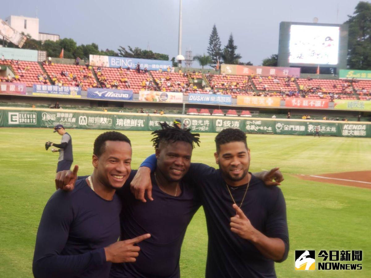 ▲中信兄弟3洋投德保拉(中)、米蘭達及羅傑斯感情很好。（圖／黃建霖攝）