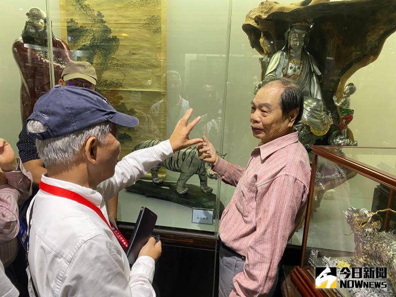 ▲台灣國際郵輪協會一連兩天抵彰化進行「踩線之旅」,團員參觀了國寶錫雕大師。(圖/記者陳雅芳攝,2020.11.05)