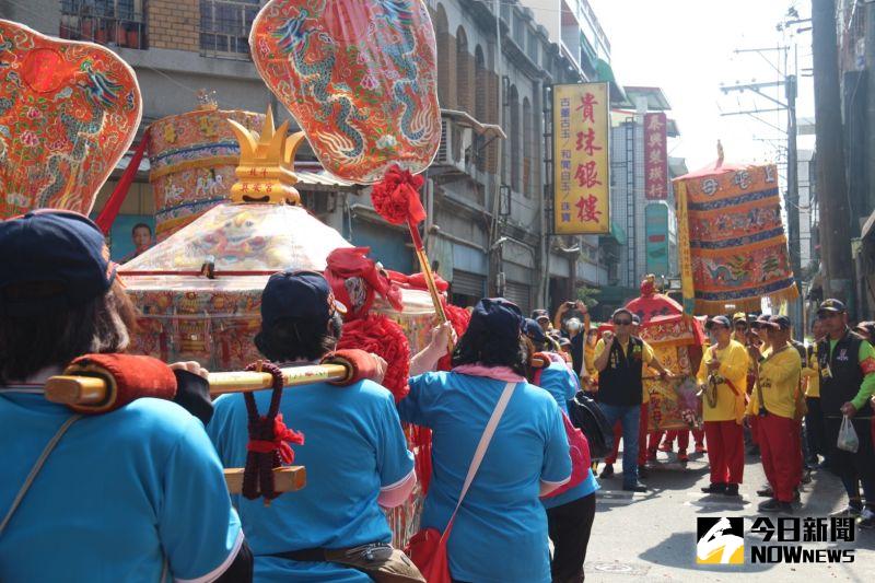 ▲奠安宮轎班扛媽祖神轎到渡船頭古道迎接浩天宮媽祖神轎。（圖／記者陳雅芳攝，2020.11.05）