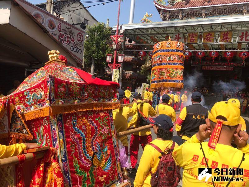 ▲大庄媽徒步進香回鑾抵達北斗地區,並循著宮前街渡船頭古香路前往奠安宮參香停駕。(圖/記者陳雅芳攝,2020.11.05)