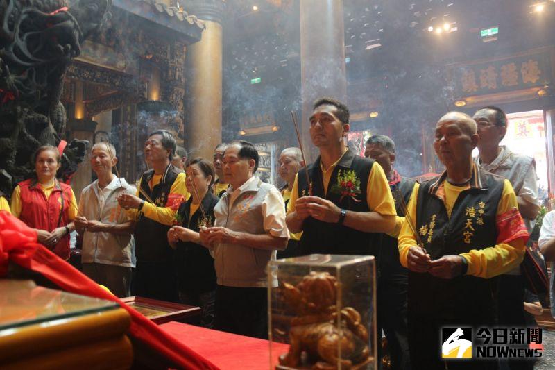 ▲中午浩天宮媽祖在奠安宮駐駕,管委會主委陳在率委員及信徒虔誠膜拜。(圖/記者陳雅芳攝,2020.11.05)