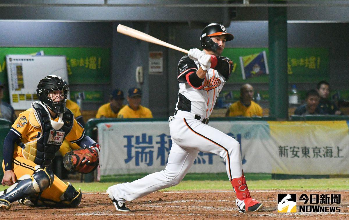 ▲統一獅內野手潘傑楷敲出兩分打點二壘安打。（圖／記者葉政勳攝 , 2020.11.05）