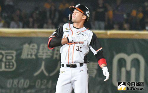 ▲統一獅內野手潘傑楷敲出兩分打點二壘安打。(圖/記者葉政勳攝 , 2020.11.05) ▲統一獅內野手潘傑楷敲出兩分打點二壘安打。(圖/記者葉政勳攝 , 2020.11.05)