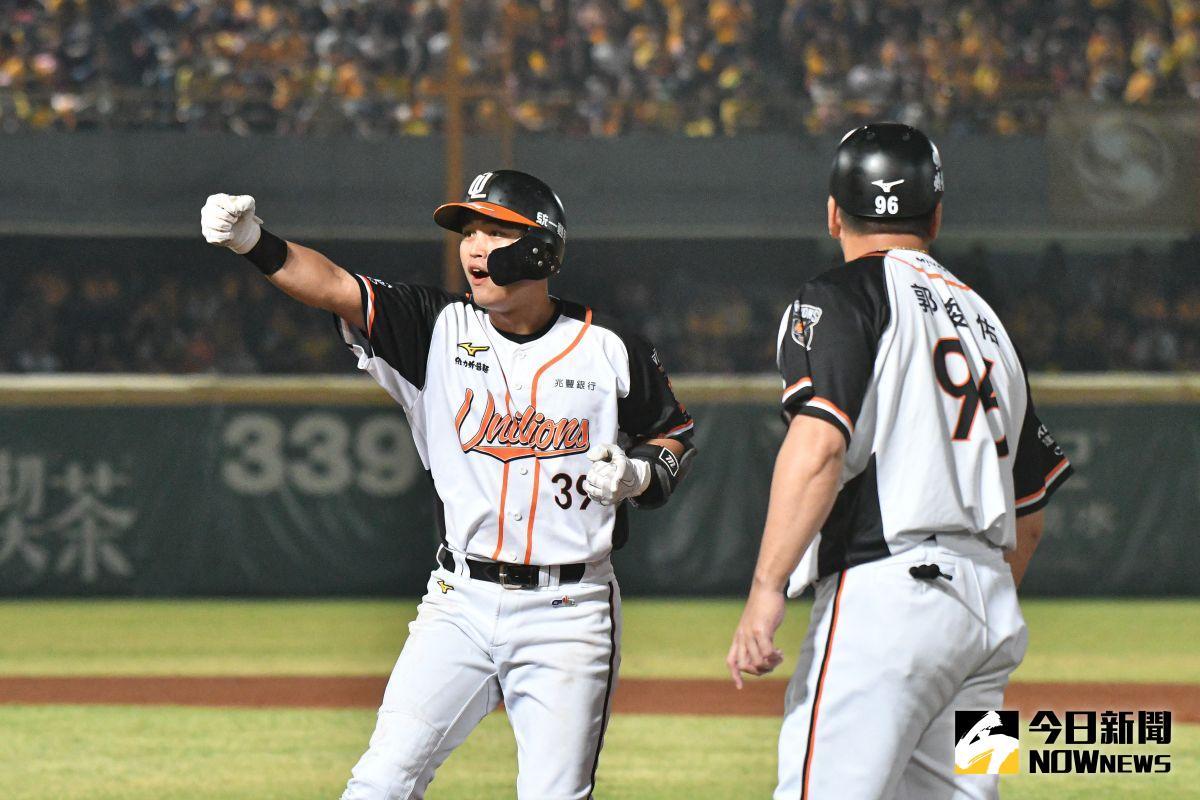 ▲統一獅內野手林祖傑敲出一分打點一壘安打，上壘後興奮向休息握拳喊聲。（圖／記者葉政勳攝 , 2020.11.05）