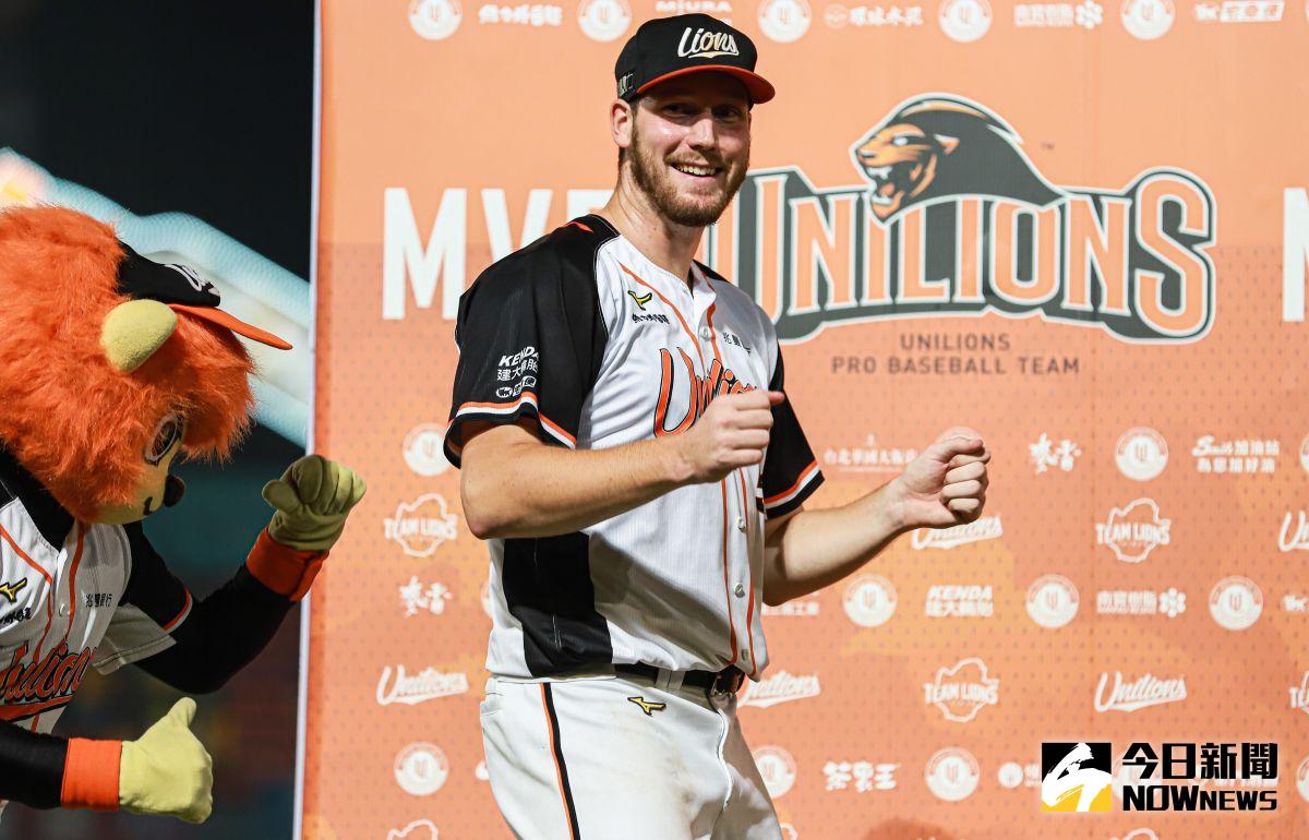 ▲統一獅洋投布雷克完投九局零失分獲選單場最有價值球員。（圖／記者葉政勳攝 , 2020.11.05）