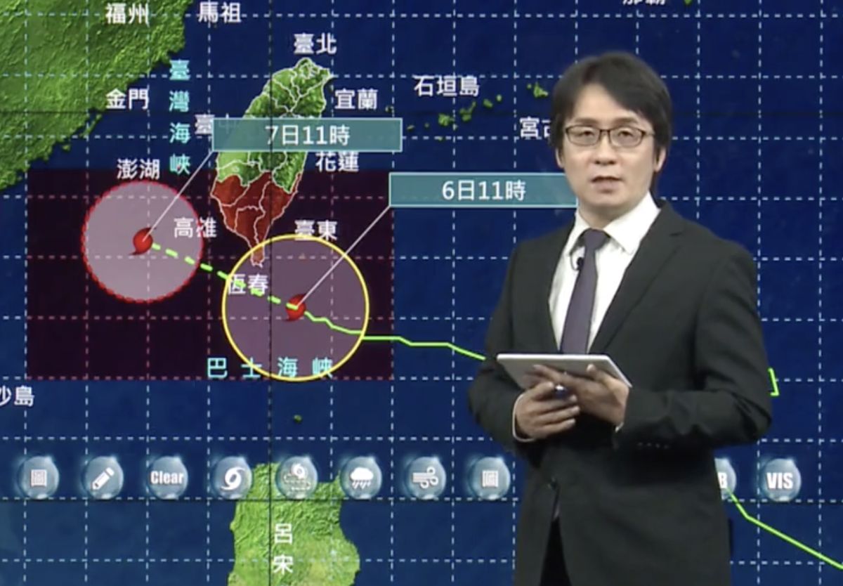 ▲輕度颱風「閃電」今（ 6 ）日 11 時的中心位置在鵝鑾鼻的南南東方約 100 公里之處，氣象局預估恆春半島跟花東地區午後降雨會增加，有局部大雨或豪雨發生機率，恆春半島甚至會有豪雨以上雨勢出現。（圖／氣象局）