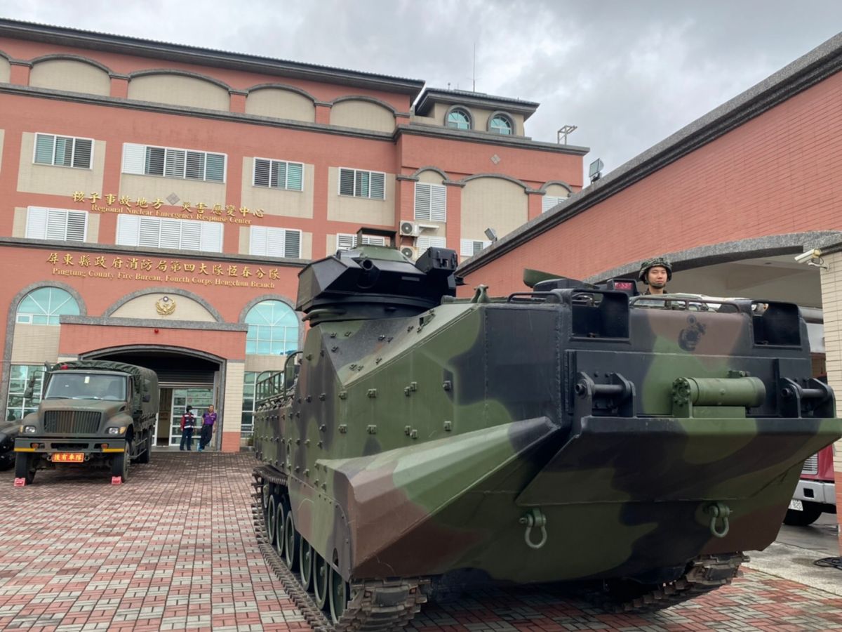 ▲閃電來襲，海軍陸戰隊AAV7兩棲突擊車投入災防整備。（圖／第四作戰區提供）