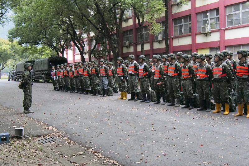 ▲▲機步333旅官兵進駐林邊鄉公所。(圖/第四作戰區提供)