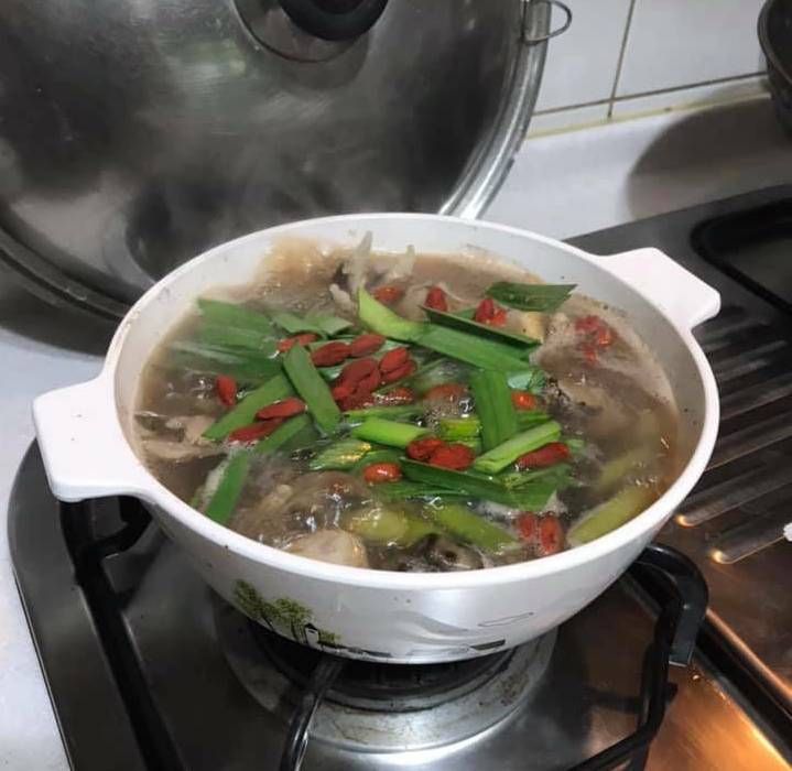 ▲蔡盈盈醫師推薦一帖適合一般人民眾冬季可食用的中藥補湯「補氣暖身湯」,處方中除了常見的黃耆、紅棗、川芎等補氣藥材外。(圖/長庚醫院提供)