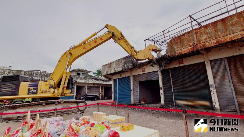 ▲多功能船員服務中心工程基地(漁具倉庫)建物拆除工程動工。(圖/記者鄭婷襄攝)