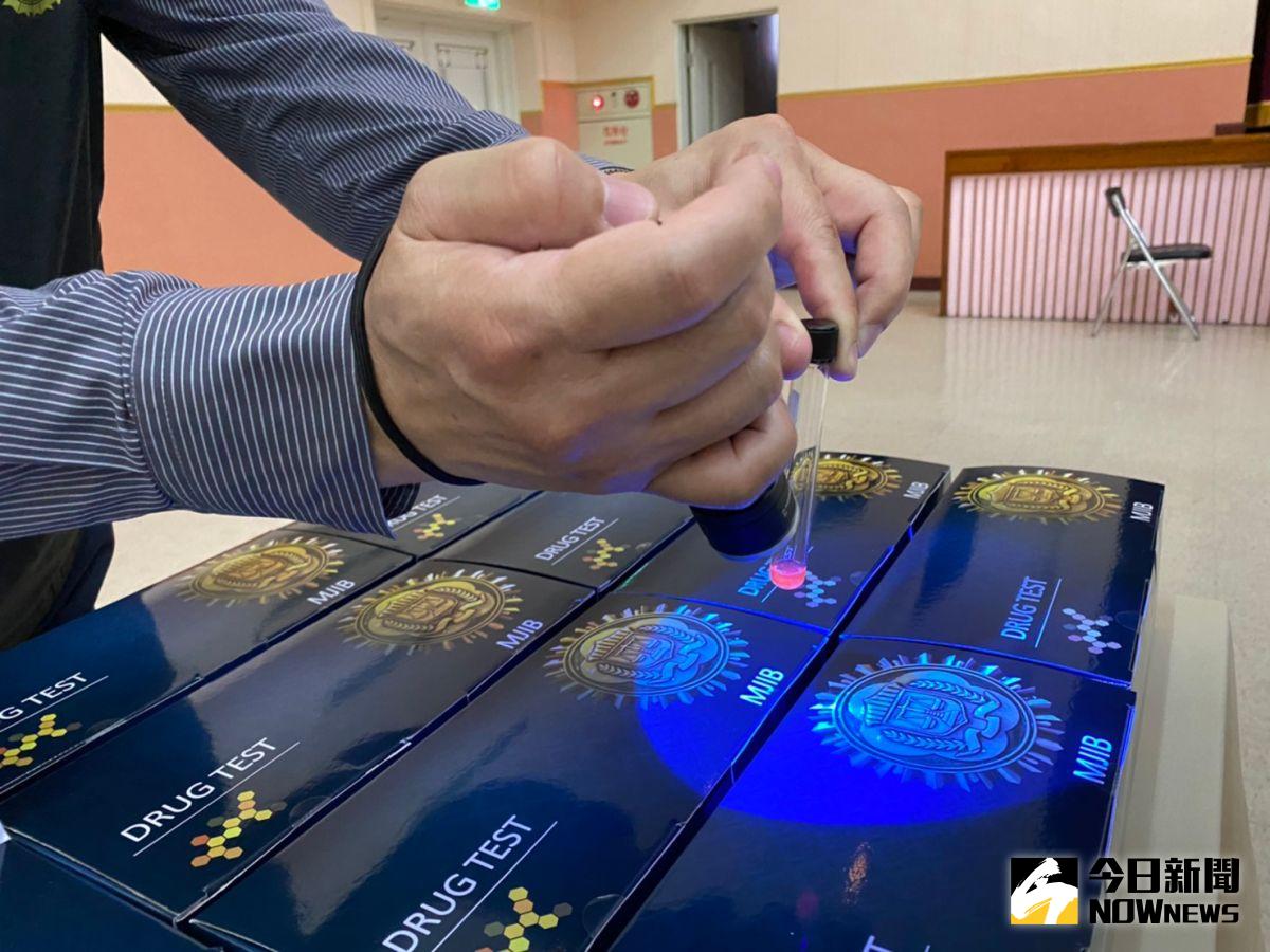 ▲調查局研發出針對毒品的奈米測試試劑成為打擊毒品利器，也捐贈一批試劑給關務署，期望發揮1加1大於2的效果。（圖／記者李春台攝, 2020.11.06）