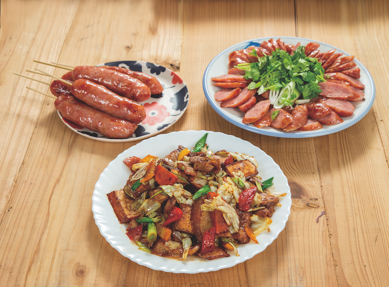 ▲回鍋肉做法簡單，三層肉片放入其他炒料，上桌後香氣四溢。（圖/新北市政府提供）